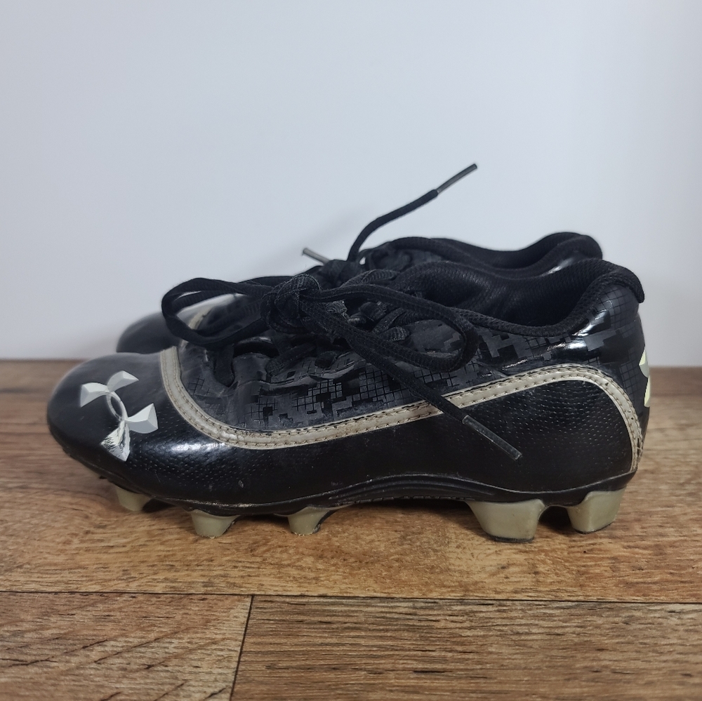Under Armour Baseball Cleats Boys Size 3 Youth.